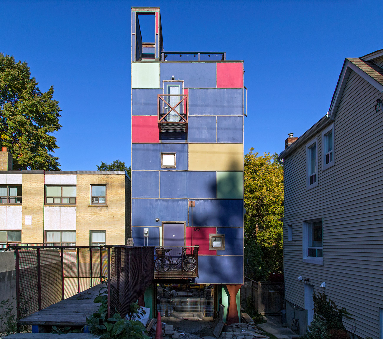 20141010. A most unusual house on Coxwell Avenue in Toronto