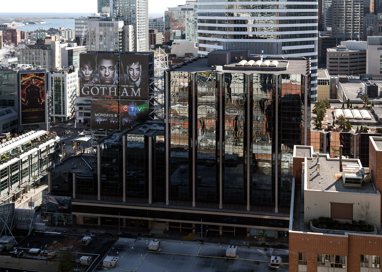 20141125. Billboards as big as buildings: Gotham versus Atrium o