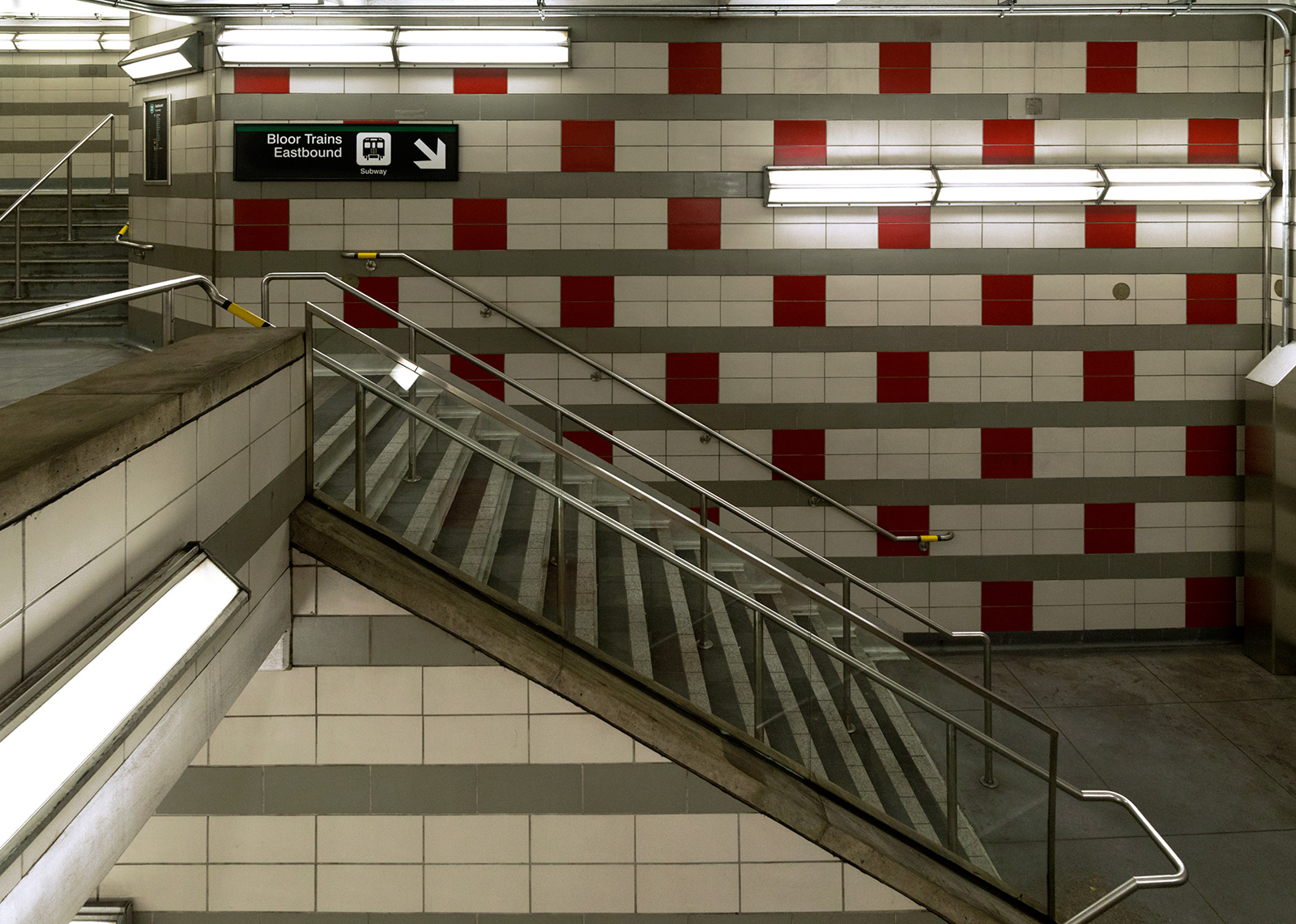 20150403. TTC Spadina subway station's stimulating secondary ent