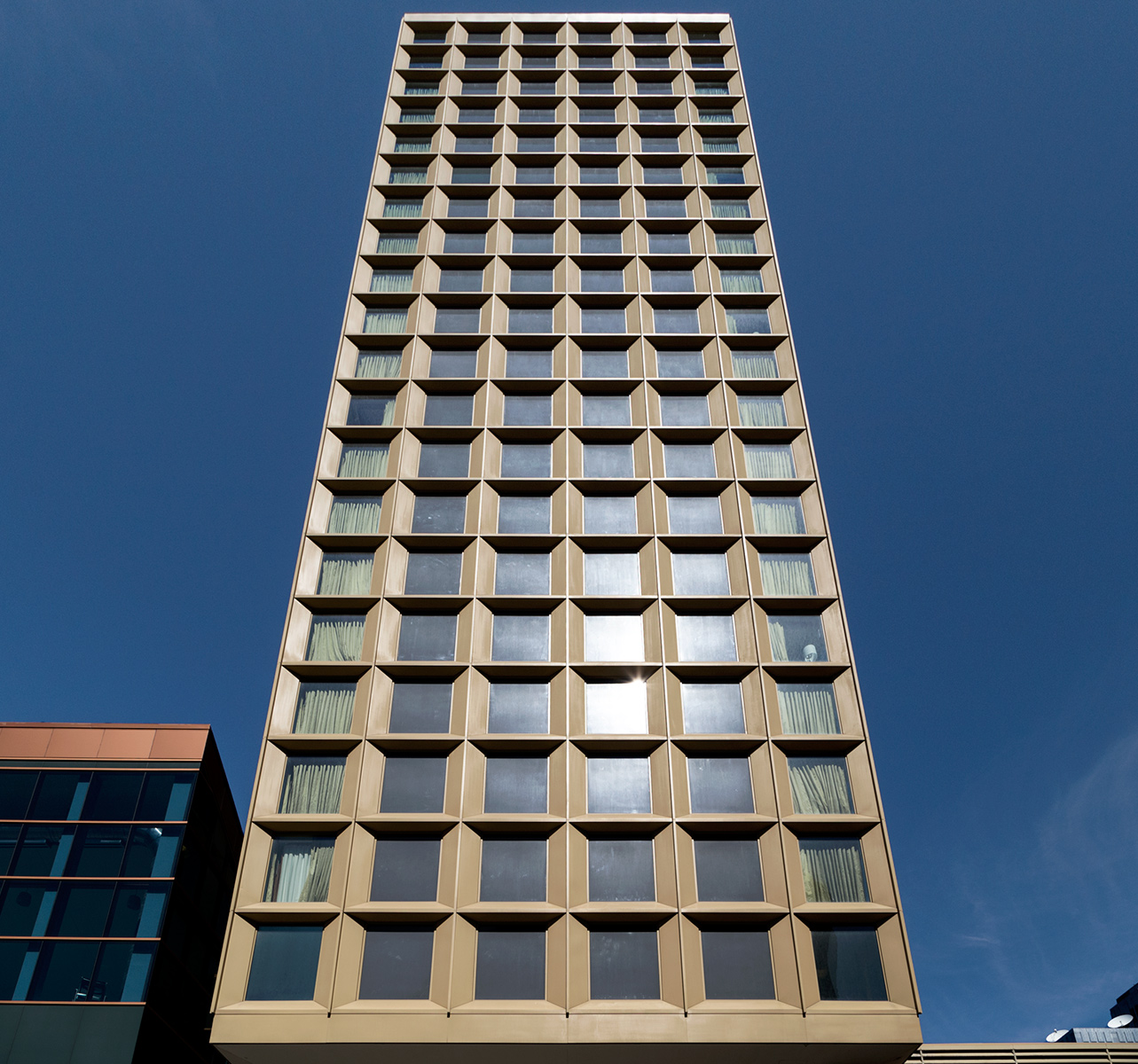 20160327. Looking up Pittsburgh's 1959-built Wyndham Grand Hotel