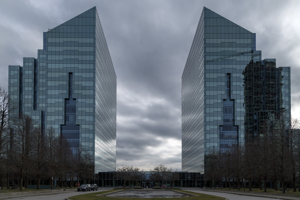 20151224 The Bilaterally Symmetrical Towers Of North York C 1991   20151224 3470v2 1800x1200 1024x682 