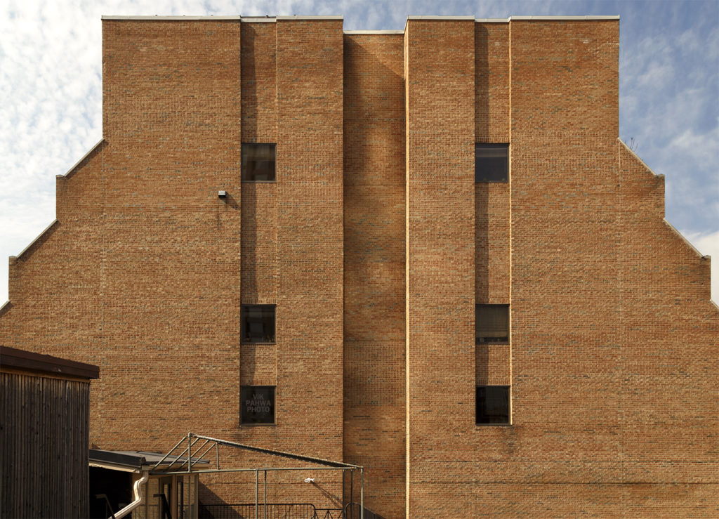 20230422. Brick Brutalist Building End. | vikpahwa.com